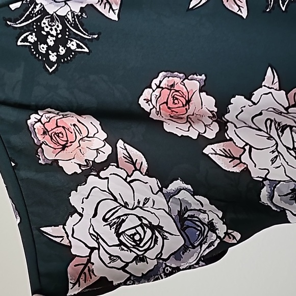 Maurices Popover size 1 short sleeve green floral top - Picture 3 of 7